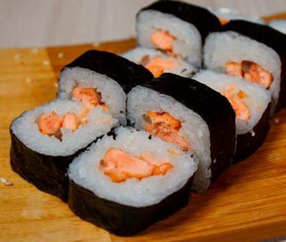 Ролл с жареным лососем 