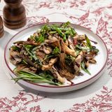 ხის სოკო მაყალზე ცოცხალი მწვანილით