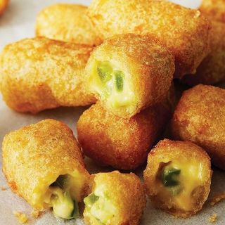 38. Cheddar bites con jalapeño