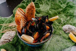 Midii in sos de vin și usturoi