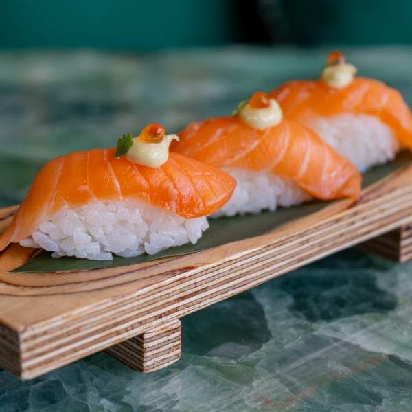 Nigiri de salmón con mahonesa de wasabi y huevas de salmón (und)