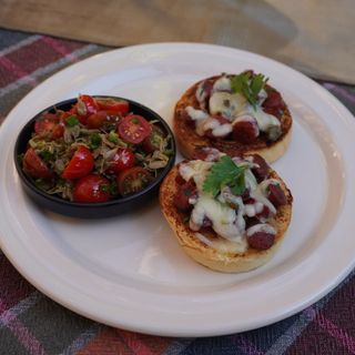 სოსისი ბრიოში და პომიდვრის სალათი