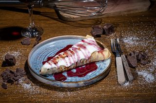 Clătite cu gem de afine și smântână