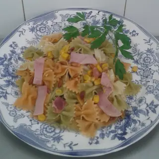 Pasta con piñones, york y jamón serrano 