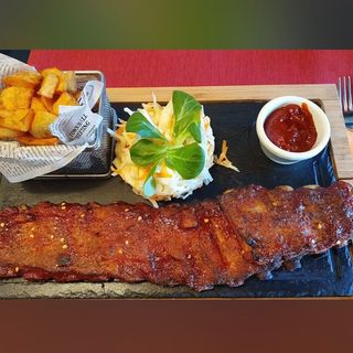 Combo coaste de porc cu cartofi cuburi prajiti, salata coleslaw + Pepsi