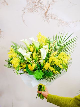 Bouquet fiori bianchi  e mimose