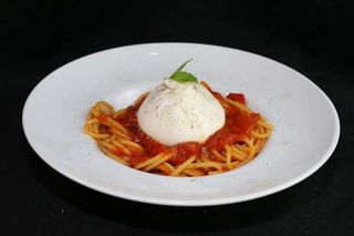 Spaghetti all' Pomodoro e Burrata