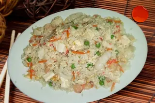 2239 Пържен ориз с морски деликатеси и зеленчуци (700г)