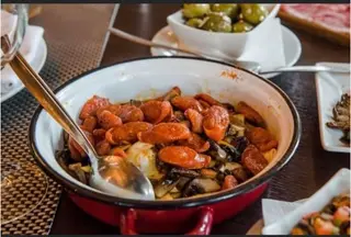 Huevos Rotos com Chistorra de Navarra