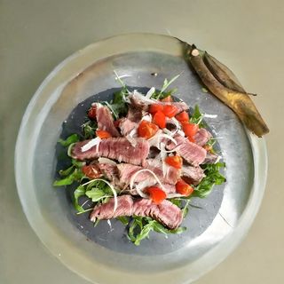 Tagliata con insalata, pomodorino e cipolla