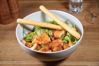 Salata cu crispy de pui si quinoa