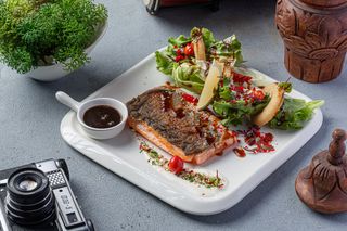 Форель под соусом терияки с овощами