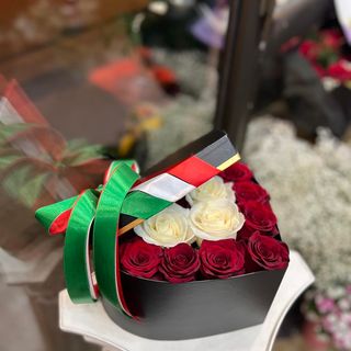 #11. თეთრი და წითელი ვარდები გულის ფორმის ყუთიში 