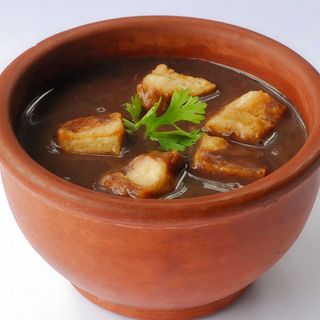 Caldo de feijão com croutons