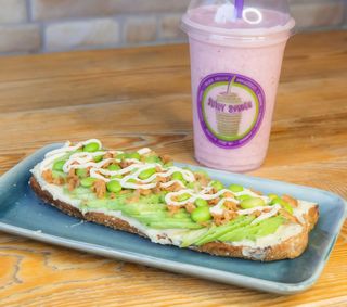 Toast de hummus, aguacate, edamame, cebolla crispy y sriracha mayo