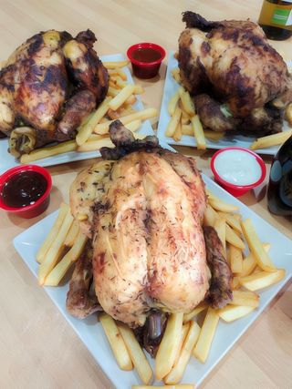 3 Pollo A L'Ast Entero Con Ensalada Especial Y Croquetas De Pollo