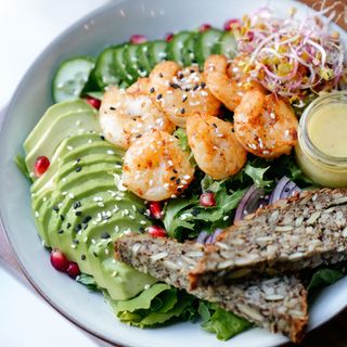 SAŁATKA Z KREWETKĄ