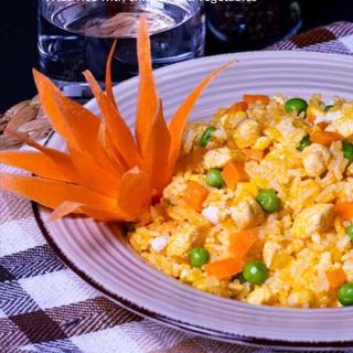 Orez cu pui (sau legume), salata si  suc la doză pepsi, mirinda, 7 up