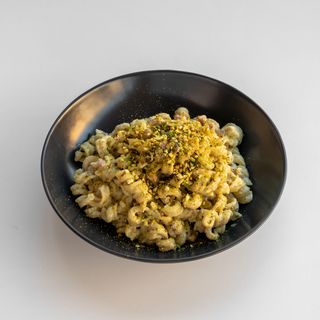 Pasta con pesto di pistacchio, pancetta e panna