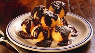 Profiteroles Con Chocolate y nata 5u