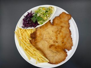 Schabowy z frytkami, surówką