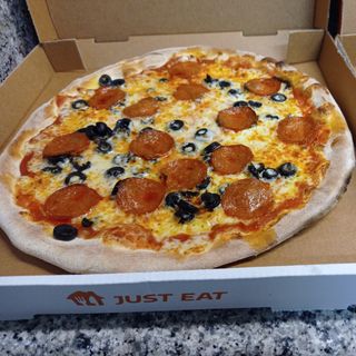 Pizza Salami Y Olive (33 Cm.)