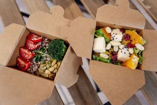 Кашка суперовочева та салат з куркою 