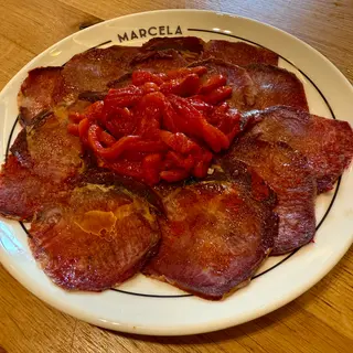 Lengua curada con pimientos asados