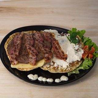 Fantazija pljeskavica sa sirom, pancetom i kajmakom u lepinji