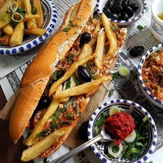 Sanduíche Kefteji (Pimentos, Tomate & Cebola Tunisino)