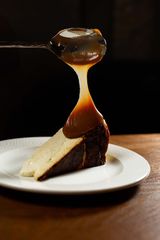 Cheesecake basc cu caramel massala