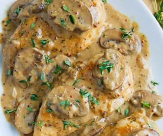 Plat Steak De Poulet À La Crème Aux Champignons