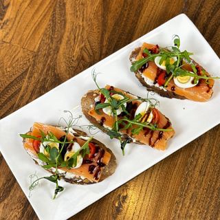 Брускетта с семгой