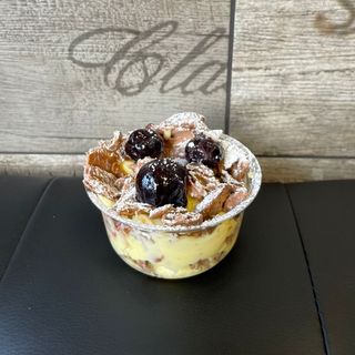 Cannolo Siciliano scomposto con crema pasticcera e Amarene intere