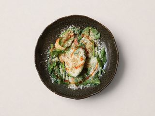 Grillowane awokado z pomidorkami i sosem orzechowym (210g)