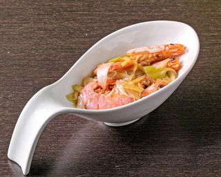 Gamberoni saltati con zenzero e cipollotto