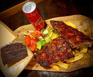 Caja costillas BBQ patatas fritas, 1 postre, 1 Coca-Cola o cerveza