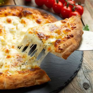 Pizza De Cuatro Quesos (Familiar)