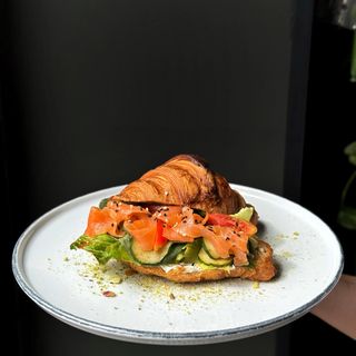 Круасан з лососем