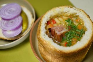 Ciorba de fasole cu afumatura in paine