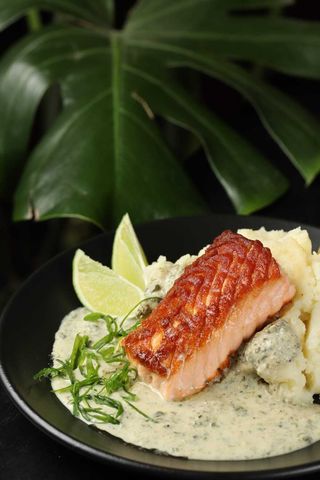 ორაგლის სტეიკი ისპანახის სოუსით