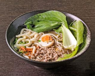 Noodles in brodo con pak choi e carne macinata
