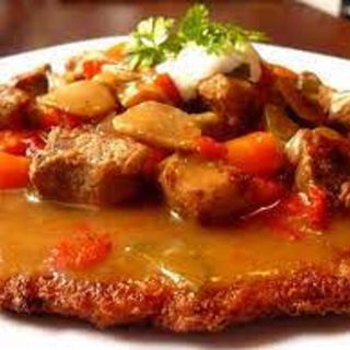 PLACKI ZIEMNIACZANE SMAŻONE NA SMALCU / GULASZ WOŁOWO-WIEPRZOWY / SURÓWKA