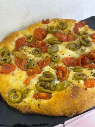 Pizza olive origano e pomodorini