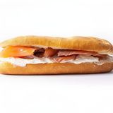 Bocadillo De Salmón Y Queso Crema