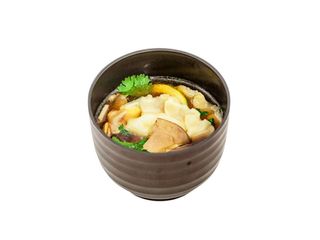 Бульйон із пельменями з креветкою