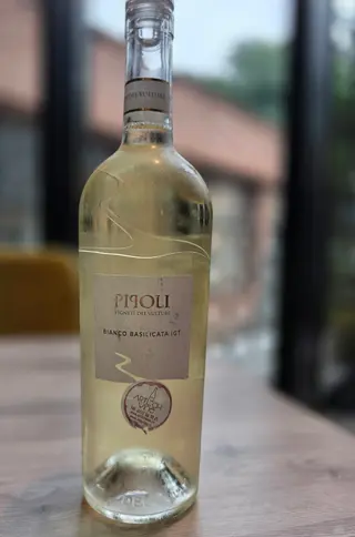 Farnese Vigneti, Del Vulture, Pipoli, sec (Greco di Tufo, Fiano)