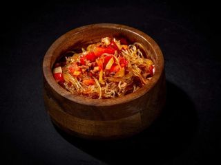 Spaghetti di soia con carne e verdure piccanti