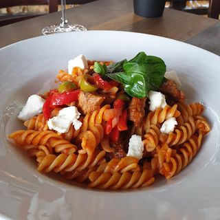 Pasta sa biftekom u crvenom sosu