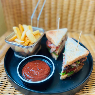 ქლაბ სენდვიჩი + ფრი